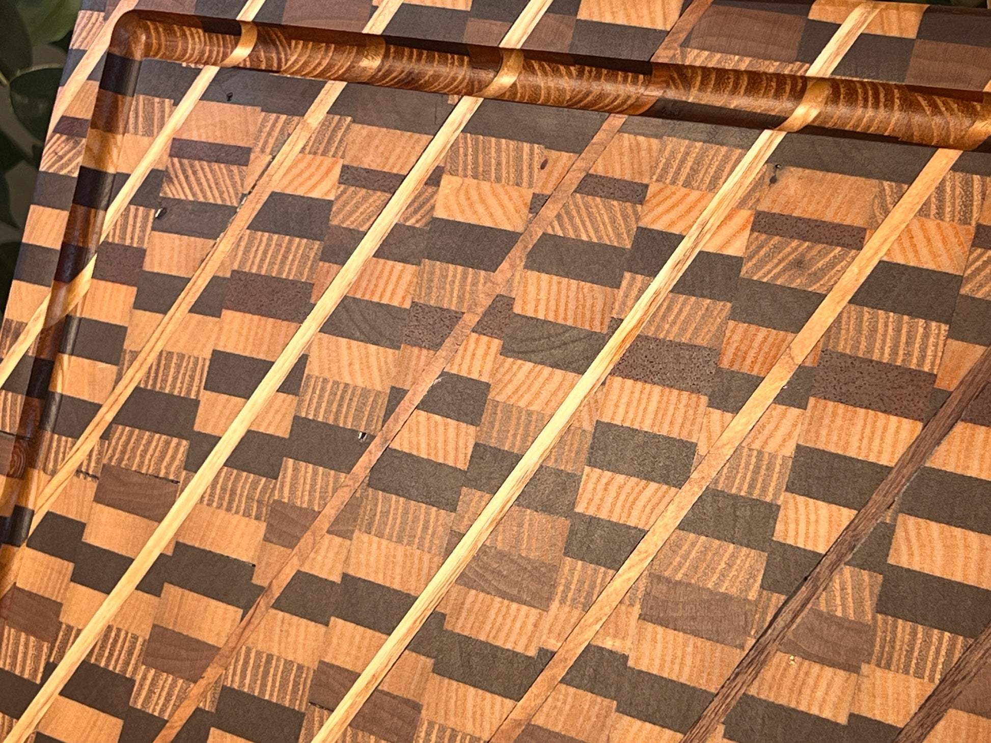 The Ugliest Cutting Board, corner and juice groove detail